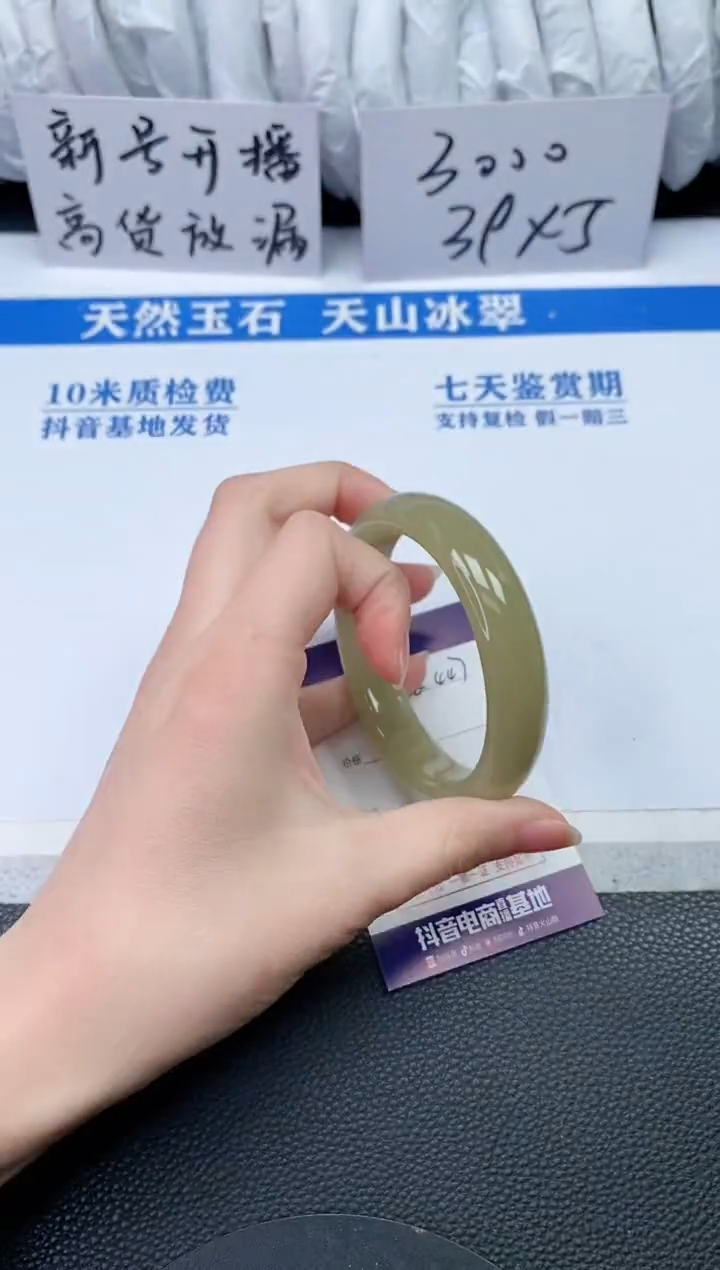 【闪购商品】石英质玉手镯未镶嵌Q447