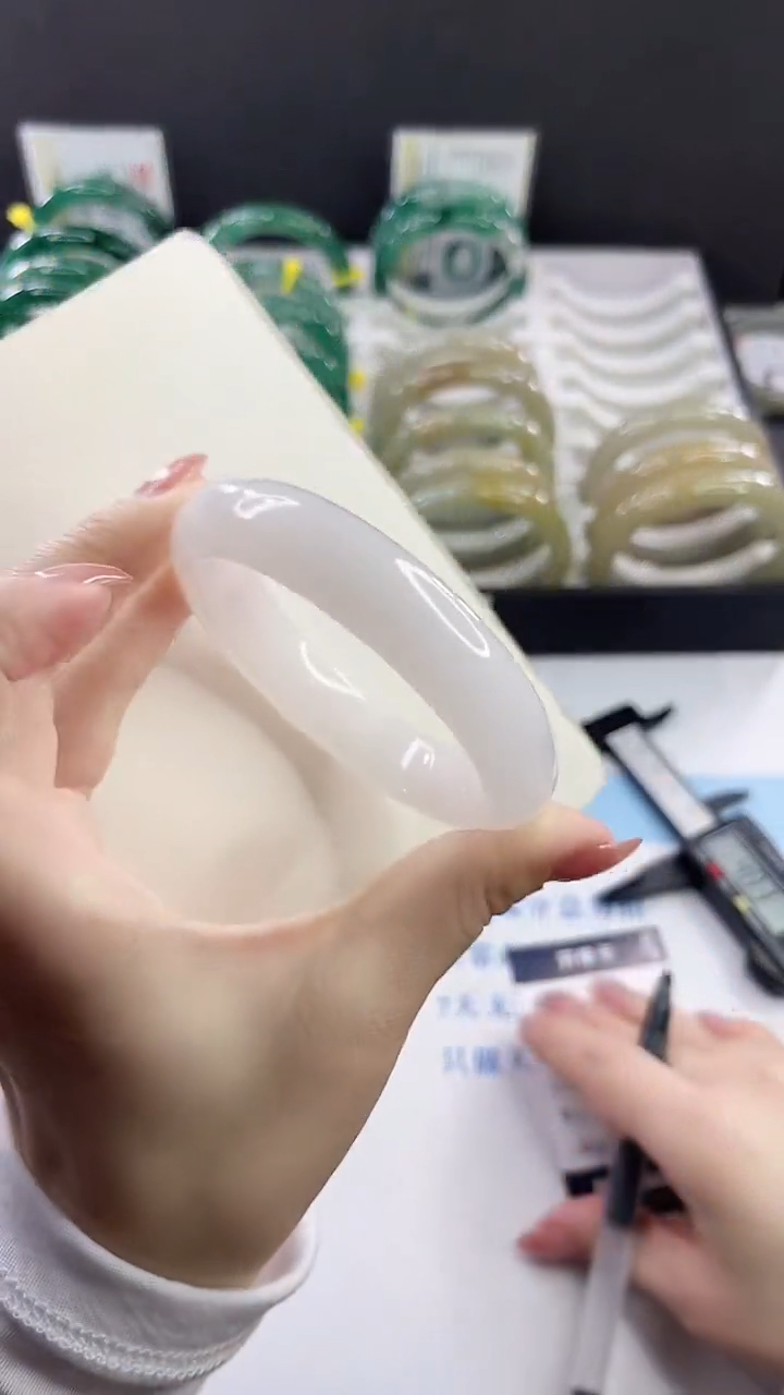 未镶嵌手镯石英质玉多样性发货L60