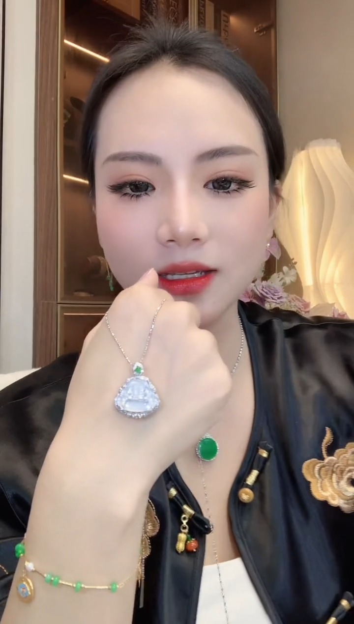 【闪购商品】翡翠吊坠(不含链)18K金镶嵌A4