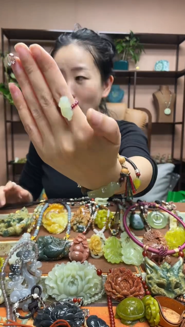 未镶嵌岫玉颈饰多样性发货发其中之一