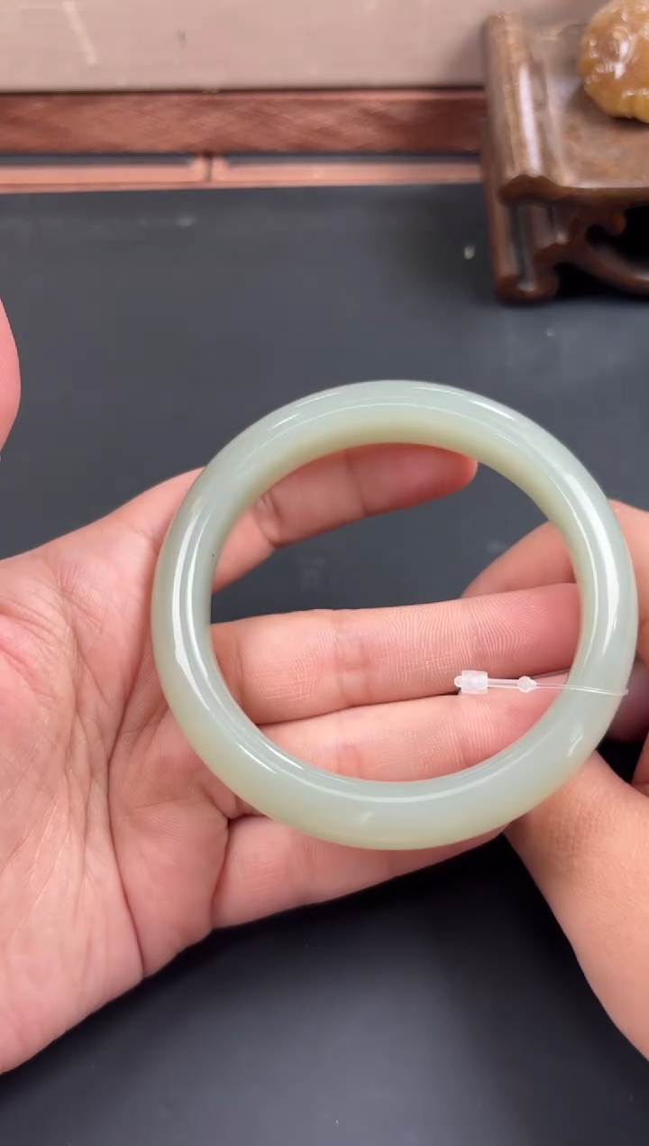 和田玉手镯未镶嵌且末微色差近矿61手镯