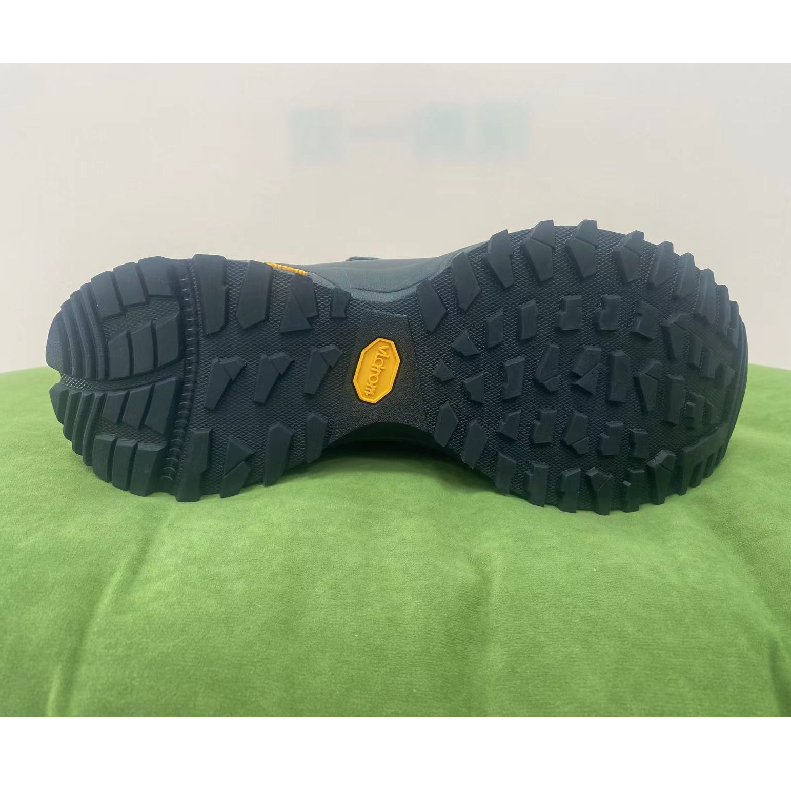 D--冰面止滑防穿刺防水保暖中帮黑色男女徒步鞋(按编码拍）