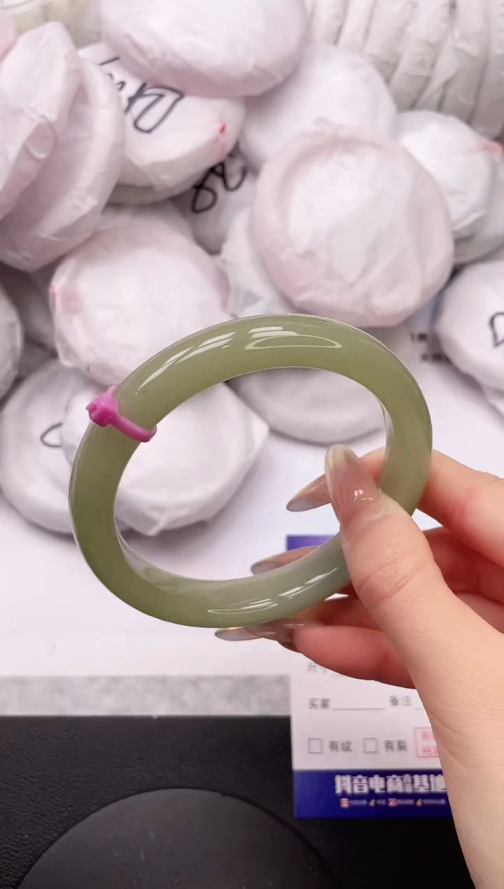 【闪购商品】石英质玉手镯未镶嵌18L162-64