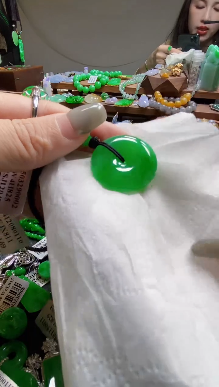 翡翠未镶嵌颈饰扣