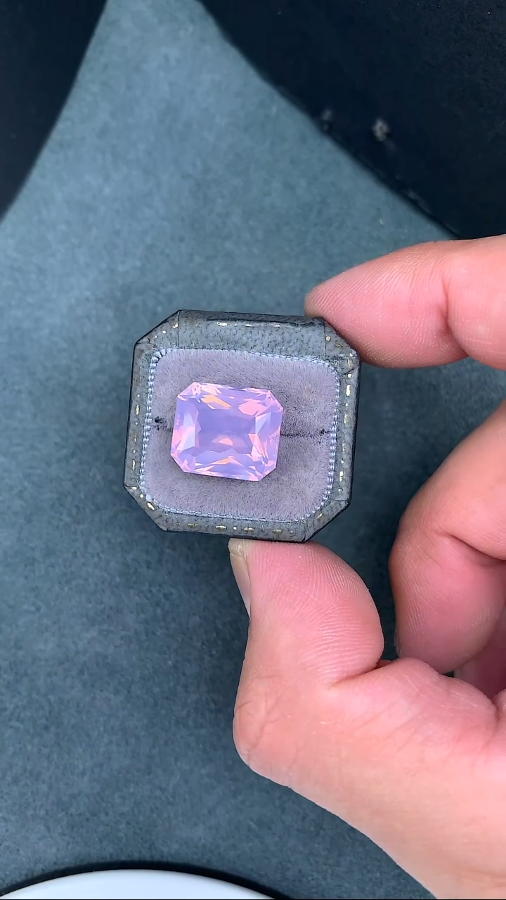 颈饰未镶嵌水晶10.48克拉