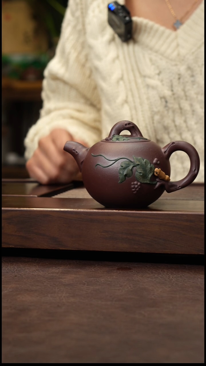 茶壶紫砂紫泥松鼠葡萄220cc左右