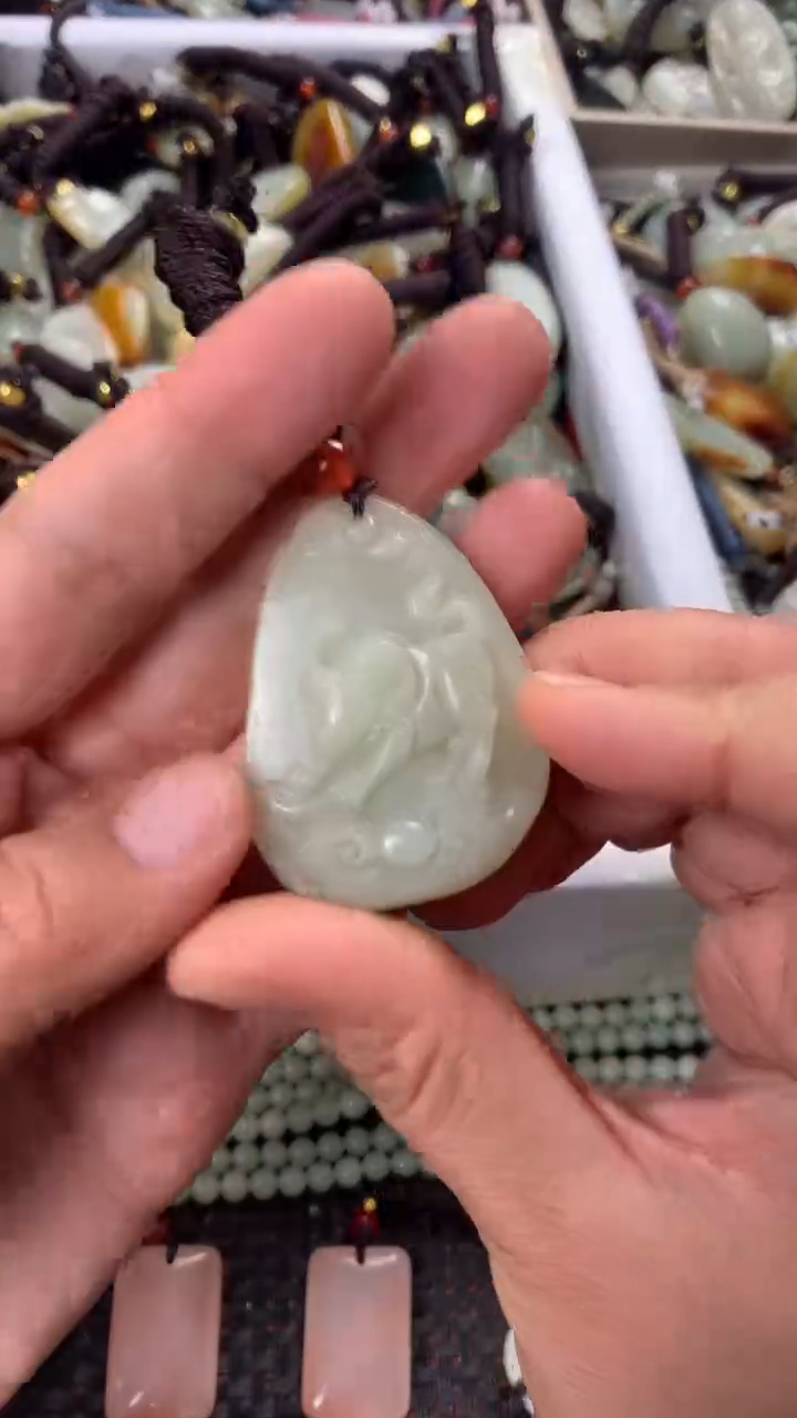 【闪购商品】和田玉颈饰未镶嵌多样性发货没有证书，拍一发一.有瑕