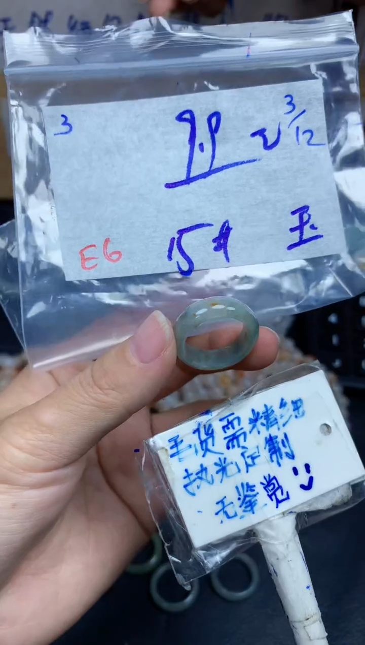 未镶嵌戒指翡翠玉**居3毛货需精细抛光挂件多样性拍一发一