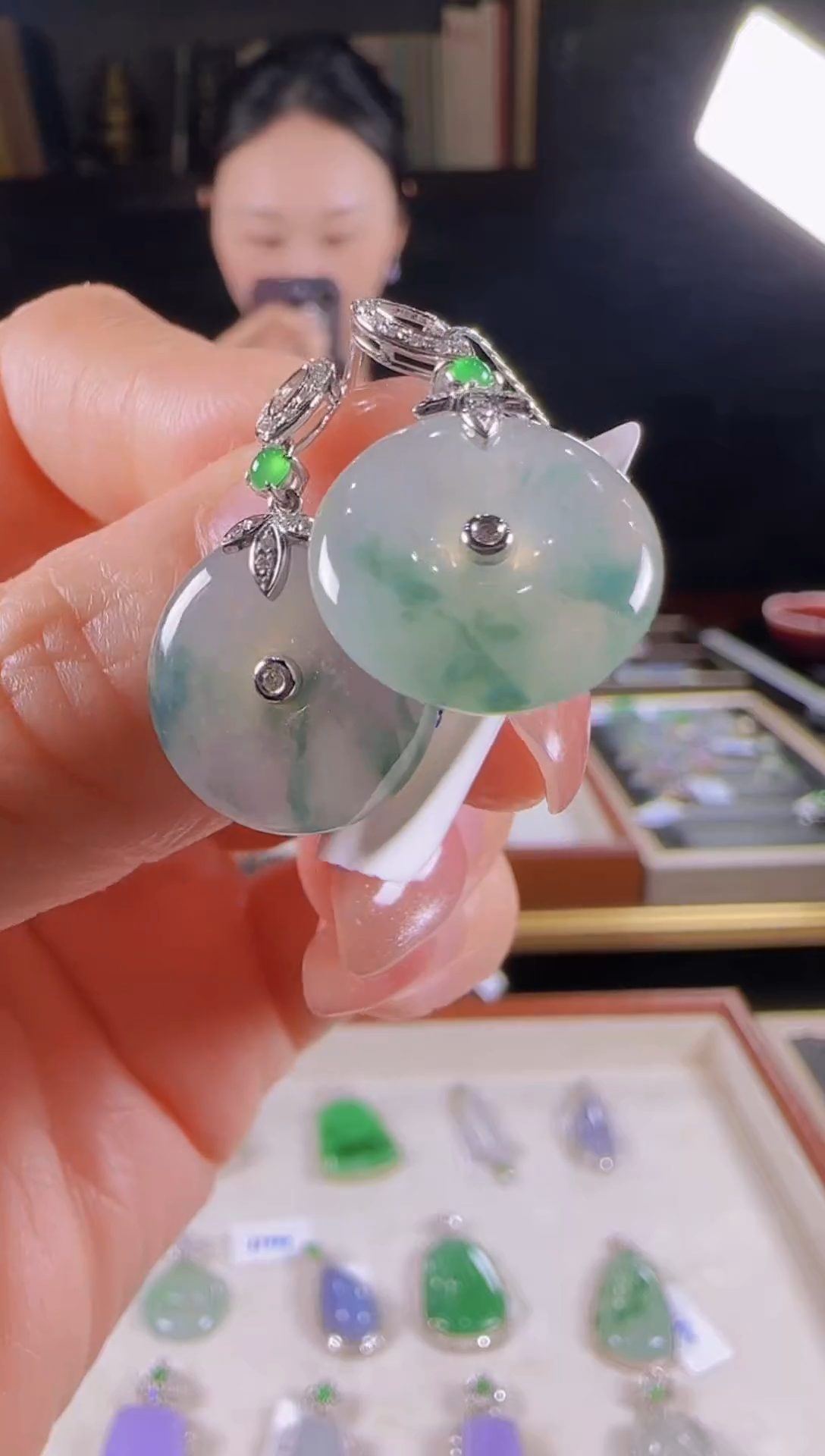 【闪购商品】翡翠耳坠18K金镶嵌飘绿花平安扣