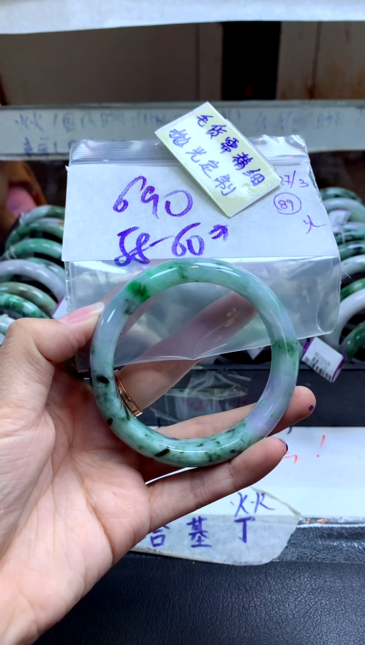 定制翡翠未镶嵌手镯毛货需精细抛光+多人