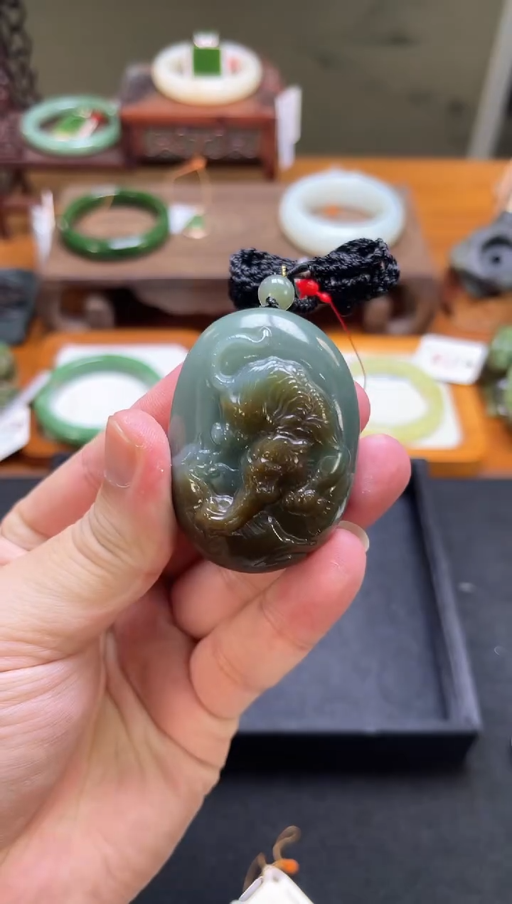 未镶嵌和田玉把件吐拉牧场 下山虎 