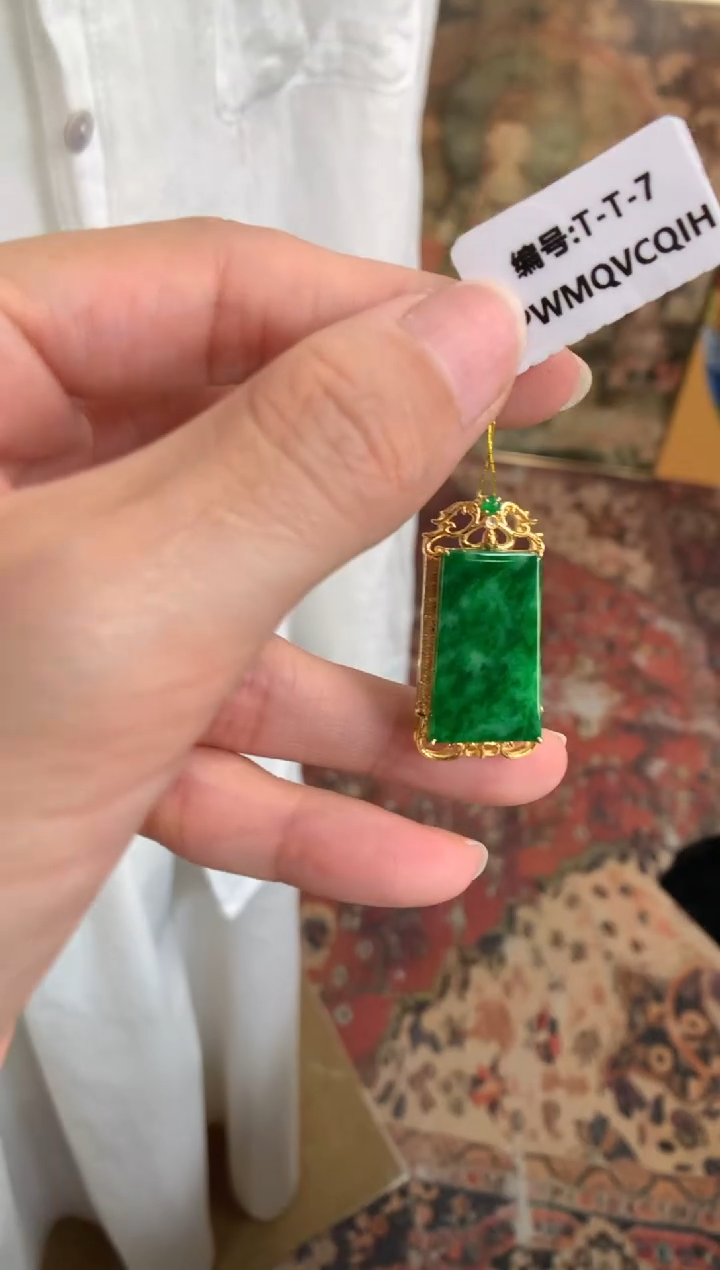 翡翠18K金镶嵌颈饰无事牌