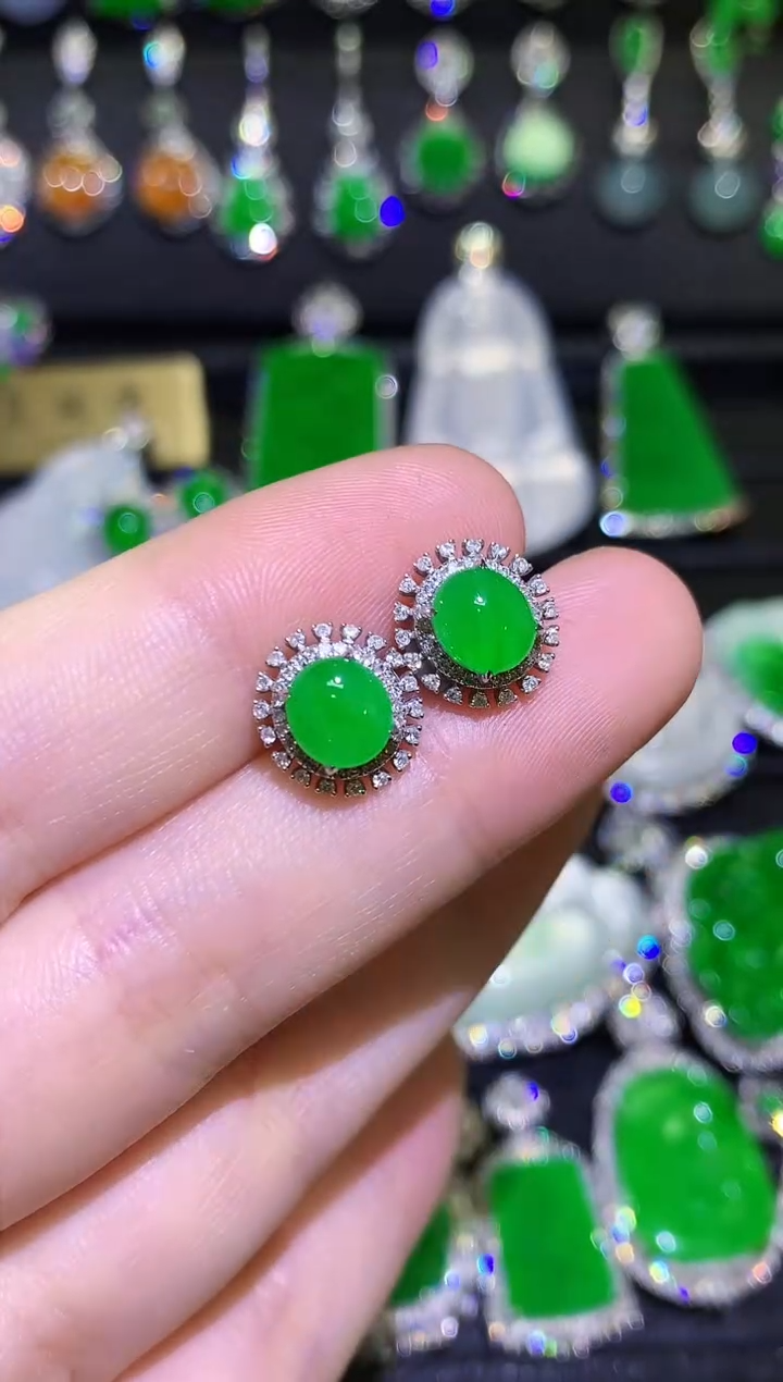 【闪购商品】翡翠耳饰18K金镶嵌高冰满绿阳绿蛋面耳钉 