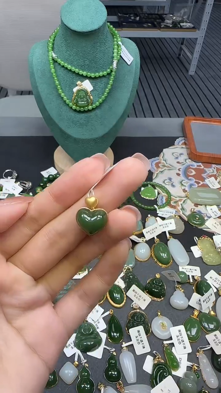 18K金镶嵌和田玉挂件1