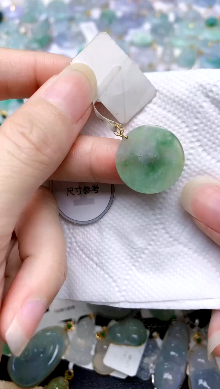颈饰18K金镶嵌翡翠天然A货翡翠