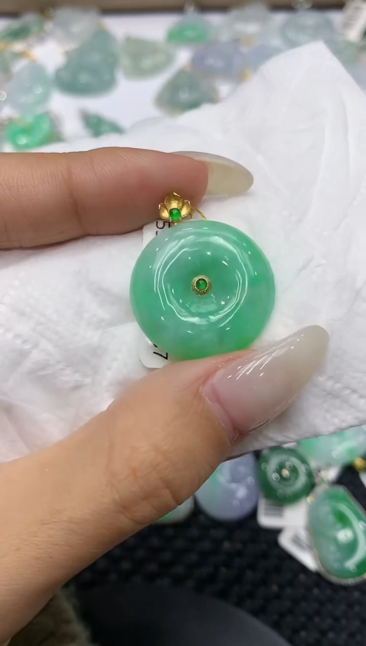 颈饰18K金镶嵌翡翠111111111111