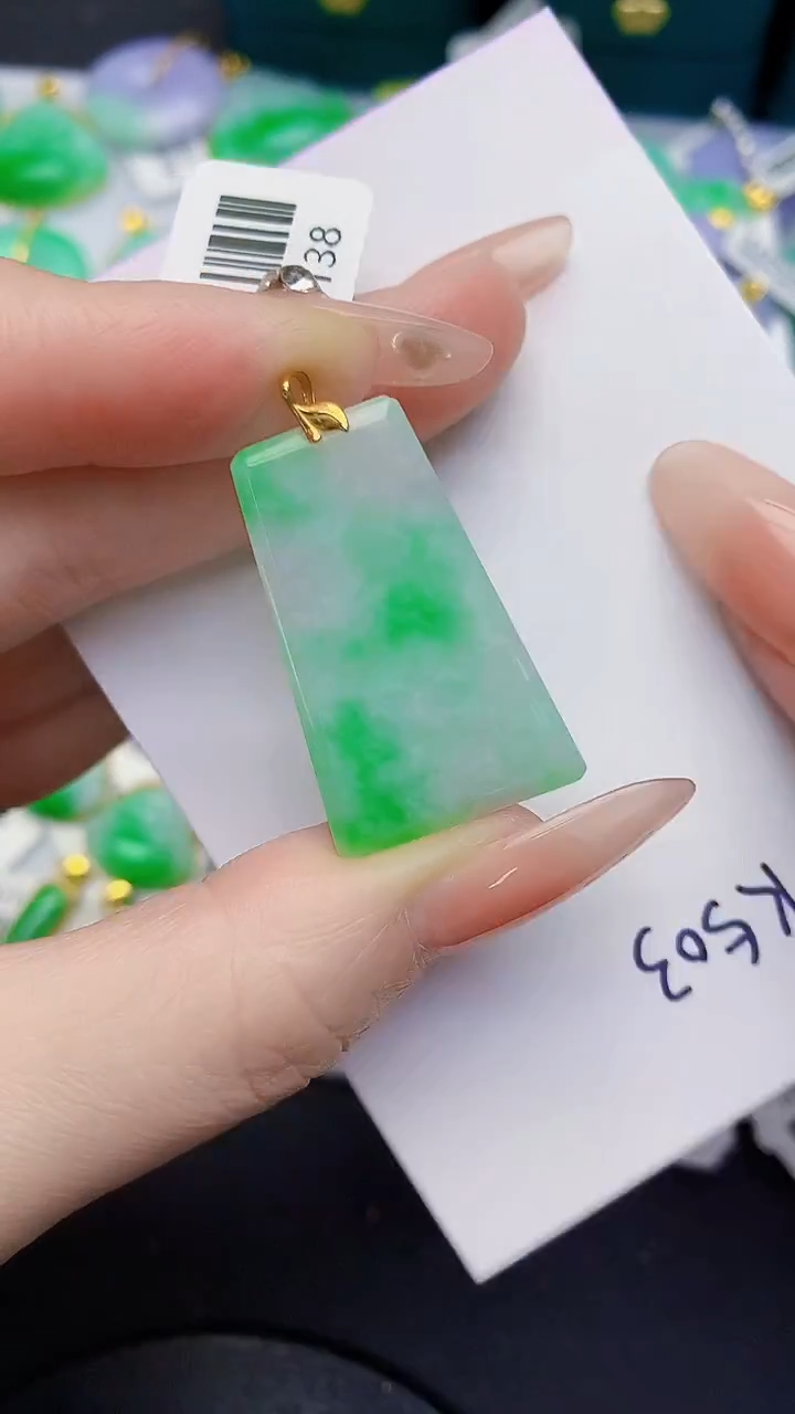 颈饰18K金镶嵌翡翠缅甸天然翡翠A货