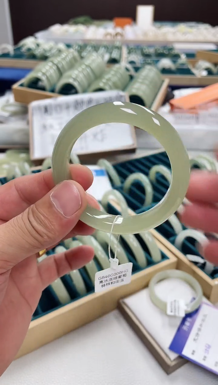 和田玉手镯未镶嵌L**a和田玉手镯 