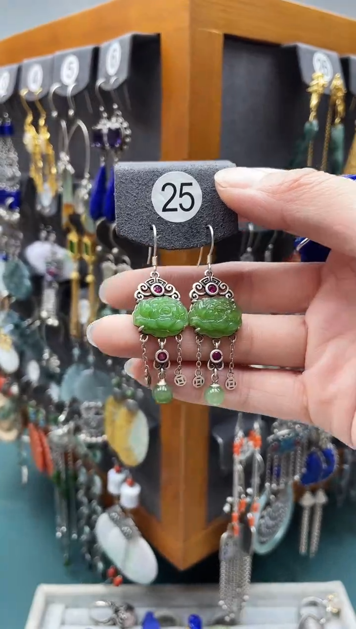 和田玉银S925镶嵌耳饰美****。饰品