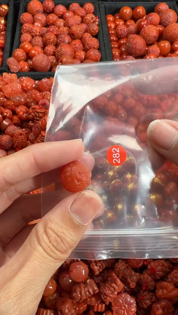 南红玛瑙未镶嵌颈饰1