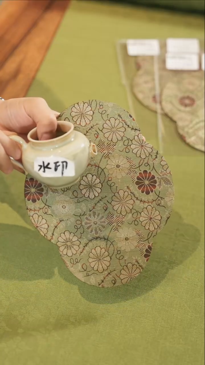 壶承垫··················