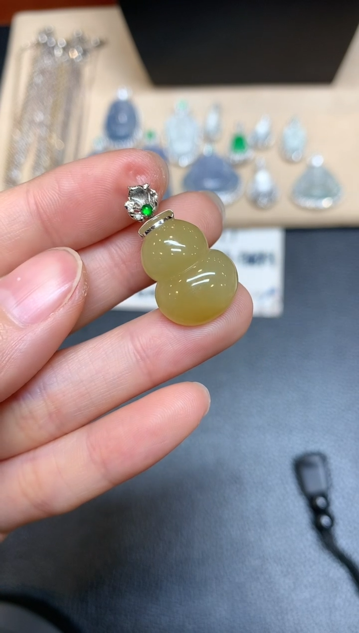 【闪购商品】翡翠吊坠(不含链)18K金镶嵌葫芦【无服务费