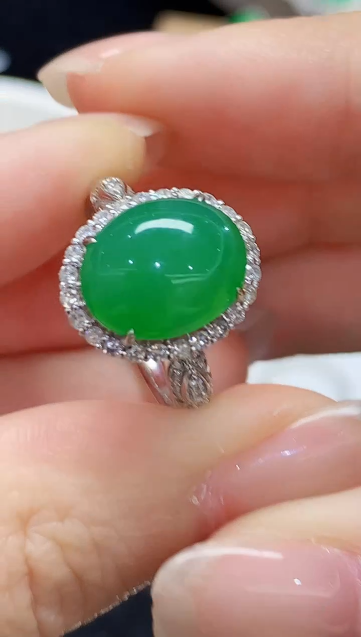 18K金镶嵌戒指翡翠多样性发其一