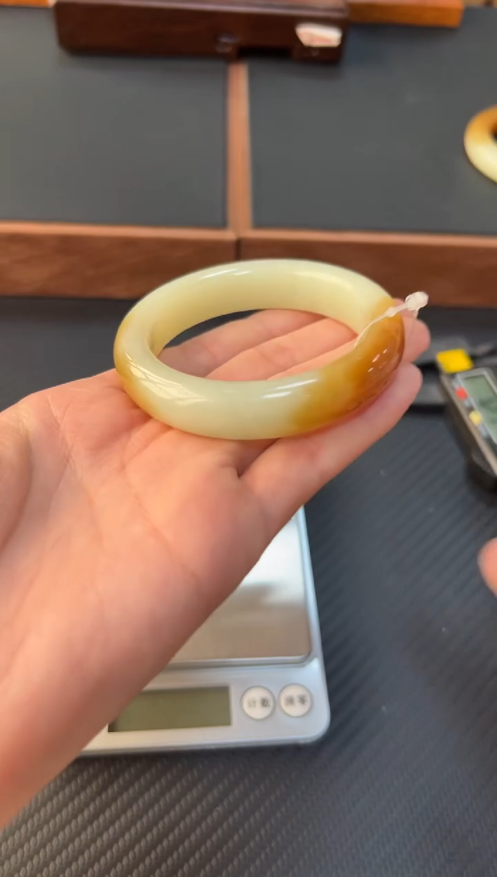 和田玉未镶嵌手镯且末金山微色差53+