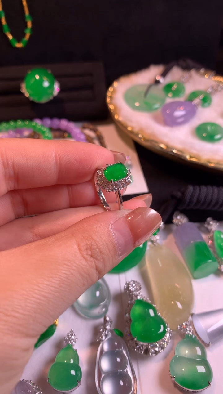 18K金镶嵌戒指翡翠方糖戒指