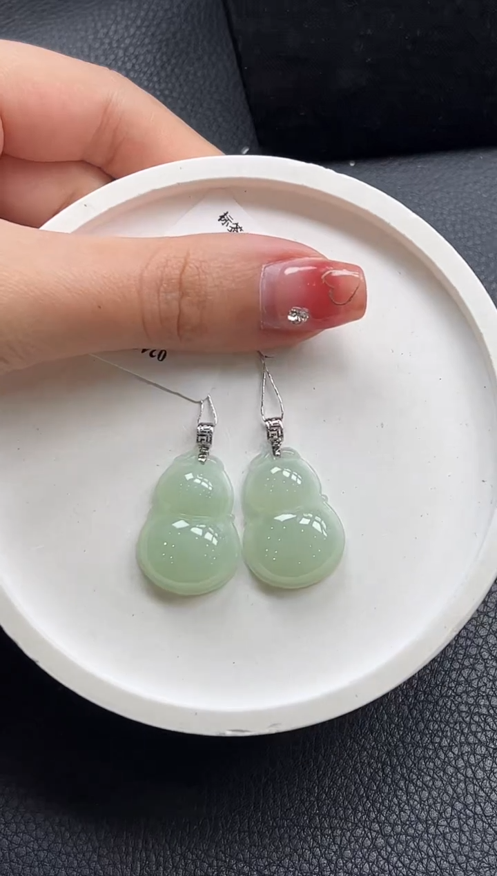 【闪购商品】翡翠颈饰18K金镶嵌葫芦多样性发1件