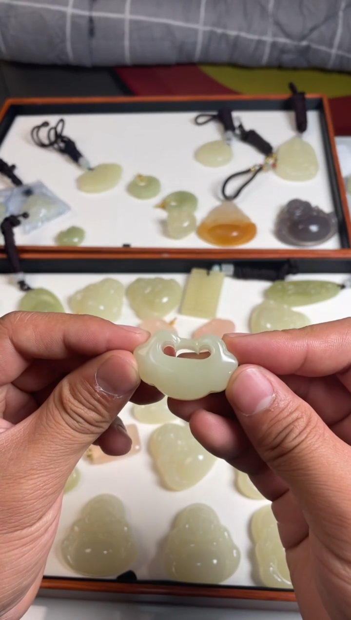 【闪购商品】石英质玉吊坠(赠链)未镶嵌福利