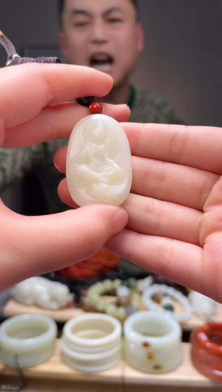 颈饰未镶嵌和田玉吊坠