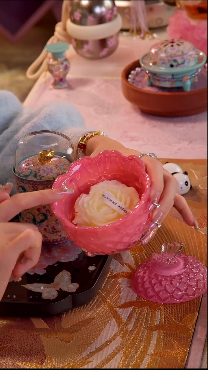 粉色玻璃首饰罐+花朵香氛蜡 如图所示 