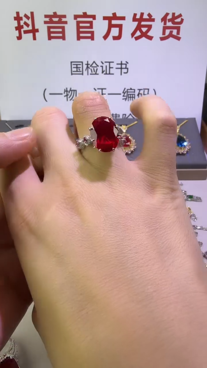 18K金镶嵌戒指红宝石75