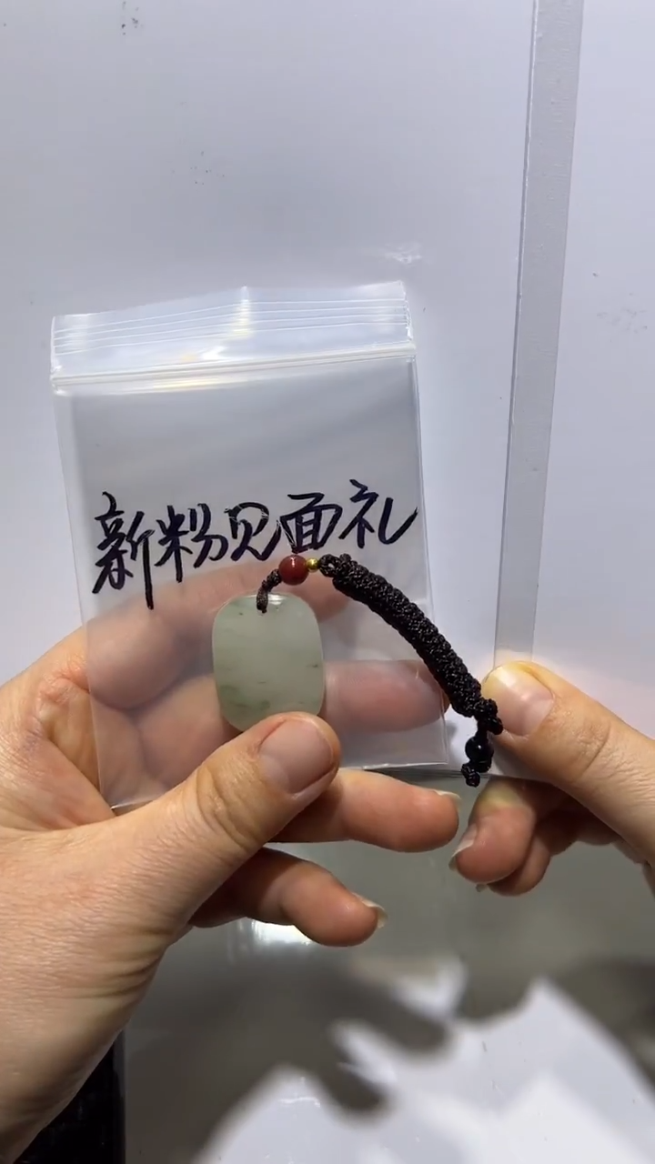 颈饰未镶嵌石英质玉幸**笑吊坠