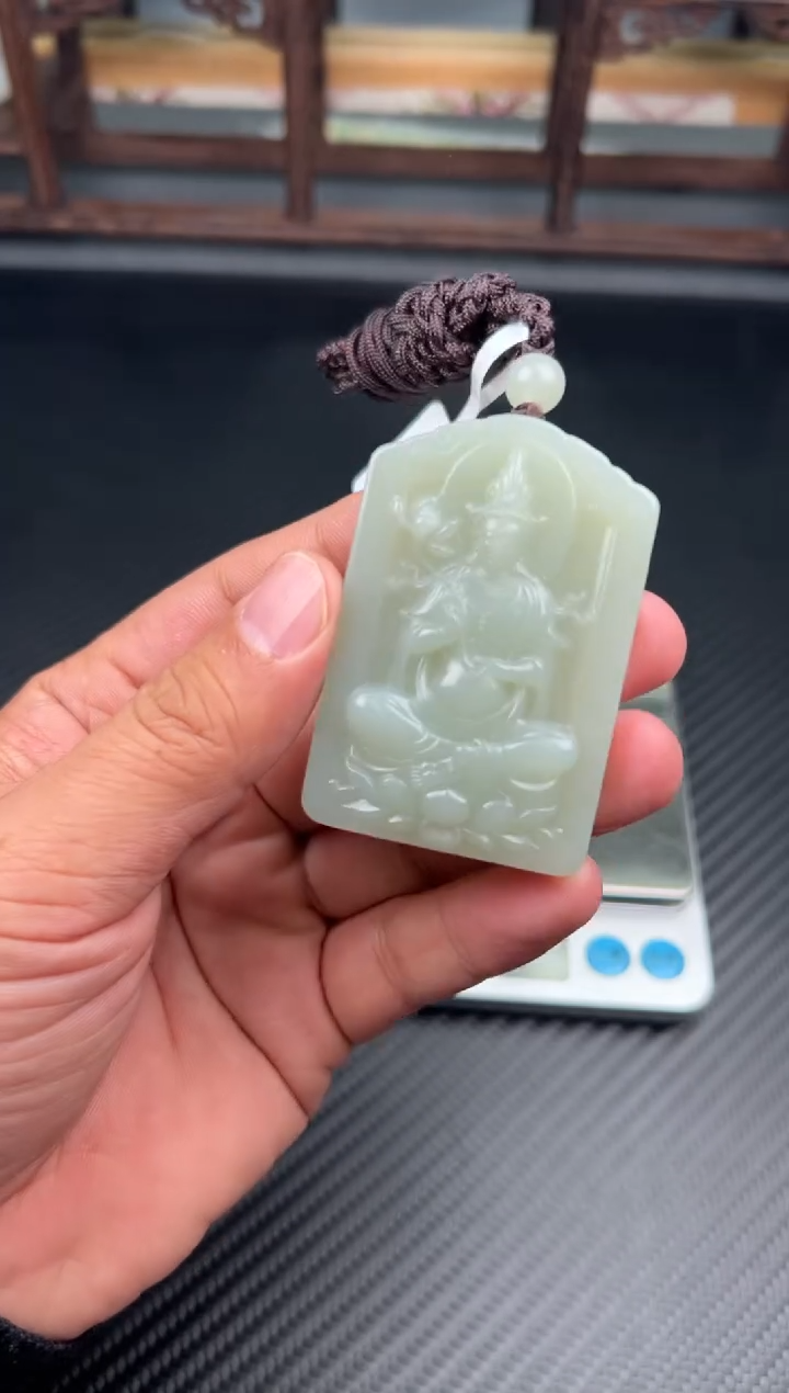 吊坠(赠链)未镶嵌和田玉且末微色差近矿吊坠