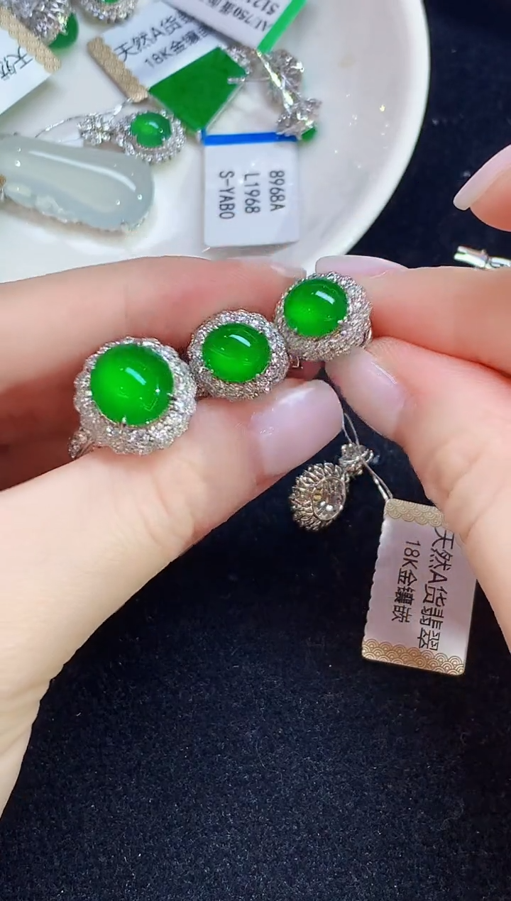 18K金镶嵌戒指翡翠耳饰一套