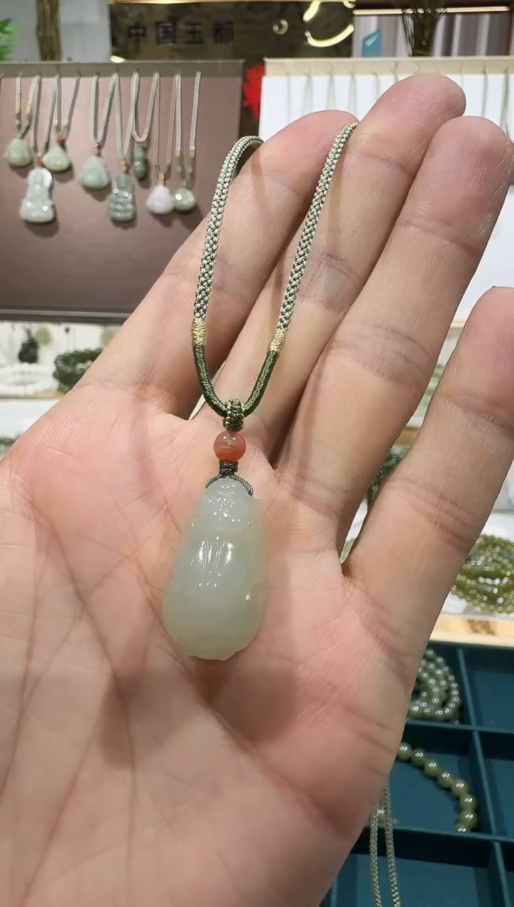 颈饰未镶嵌和田玉貔貅吊坠 多样性发
