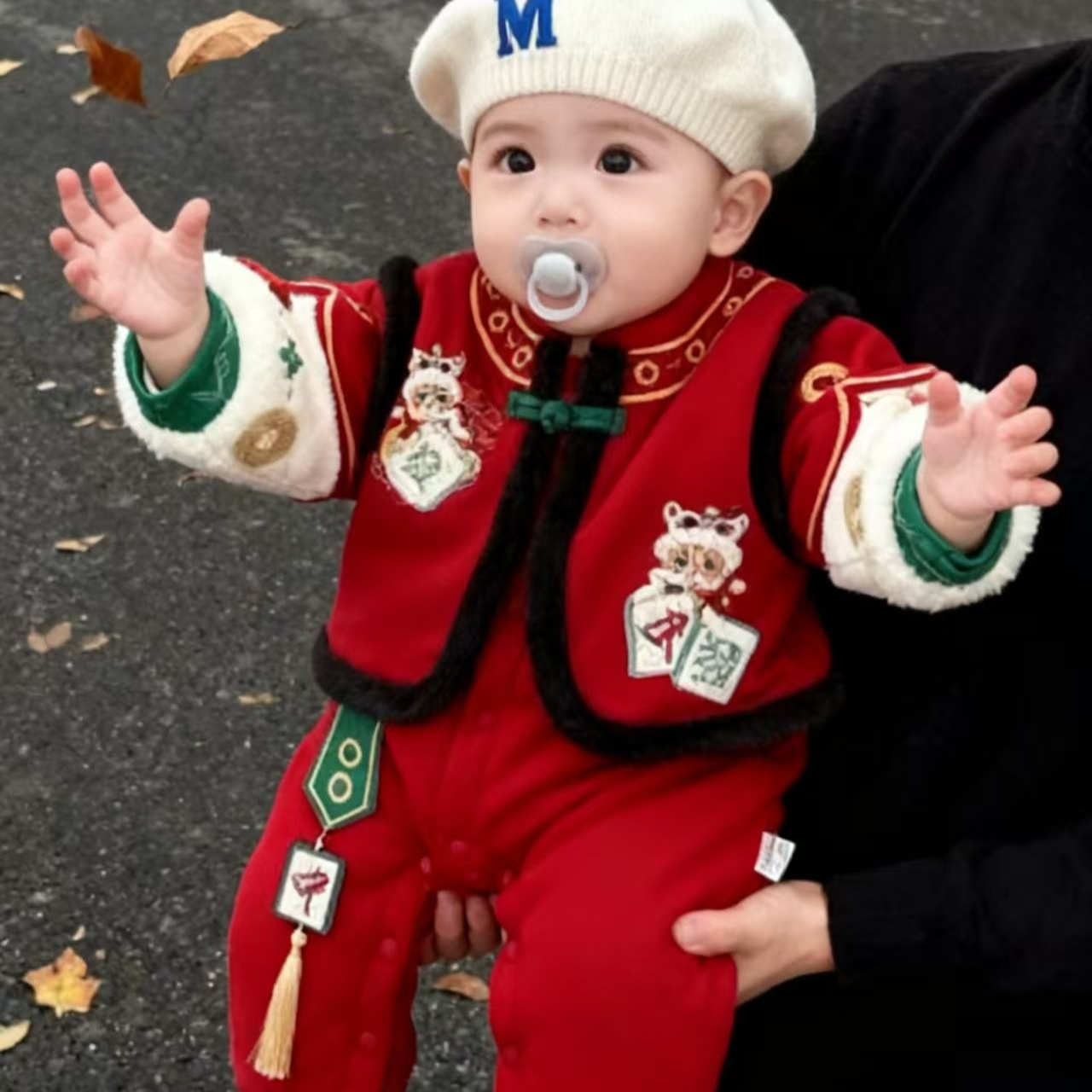 发财百日宴宝宝衣服秋冬季喜庆满月加厚夹棉婴儿夹棉拜年连体衣