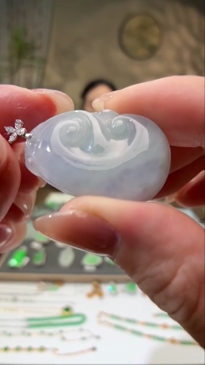 颈饰18K金镶嵌翡翠如意 