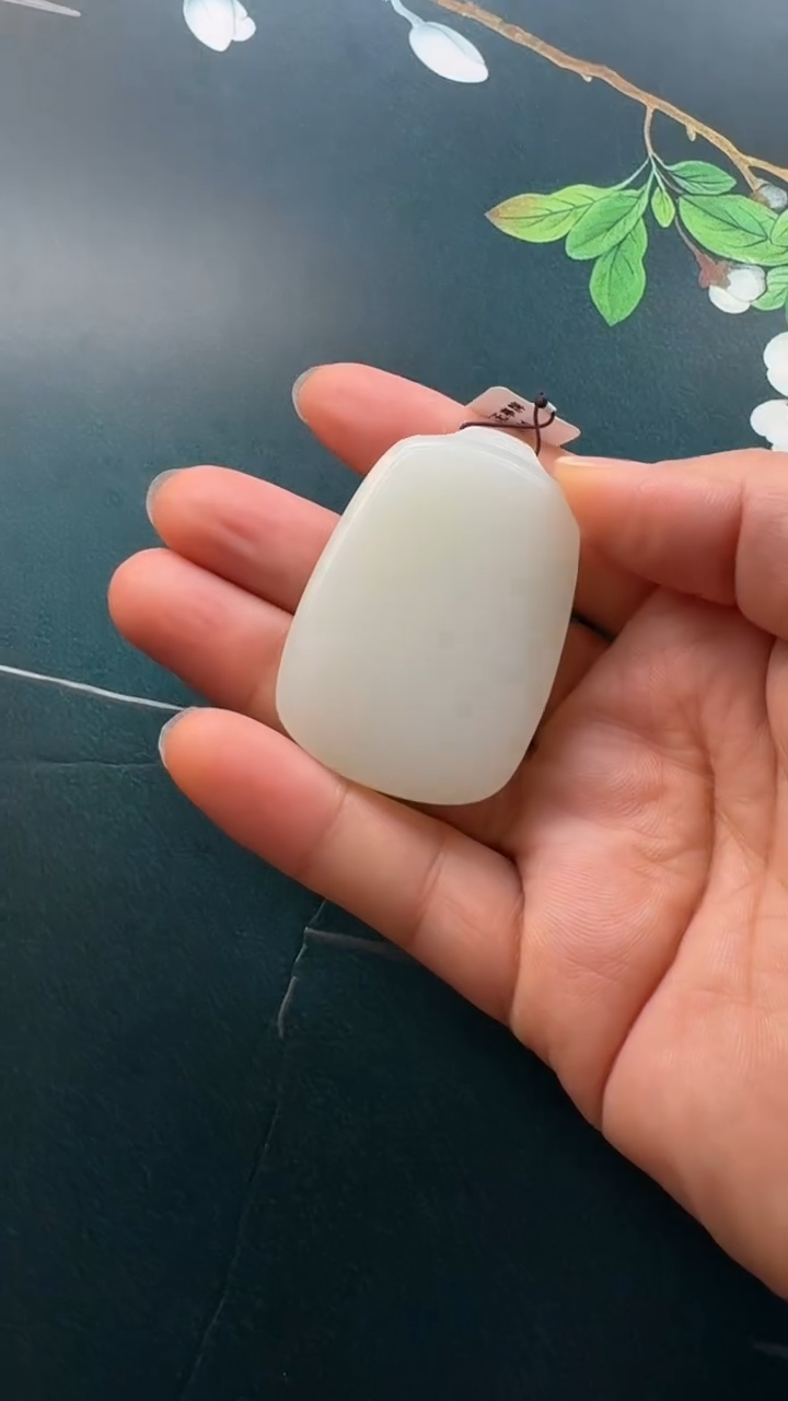 颈饰未镶嵌和田玉吊坠