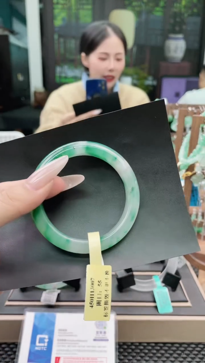 未镶嵌手镯石英质玉（非洲翠）手镯