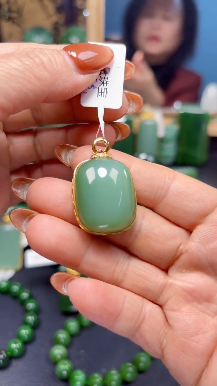 【闪购商品】和田玉（碧玉）吊坠(赠链)18K金镶嵌1