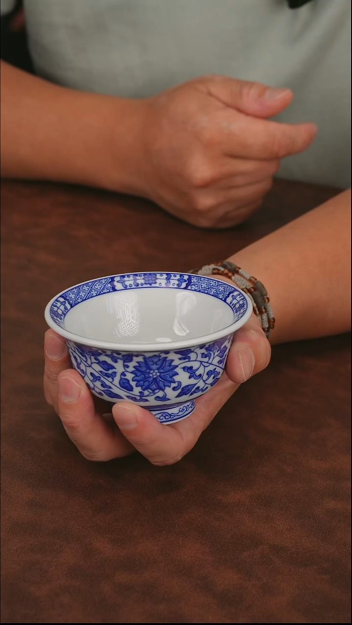 摆件缠枝莲大压手青花