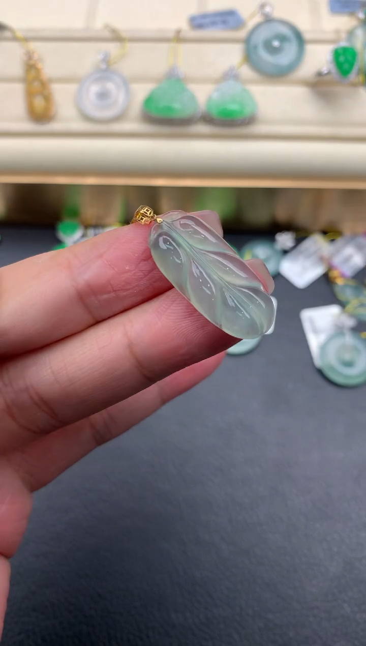 翡翠18K金镶嵌颈饰A437     