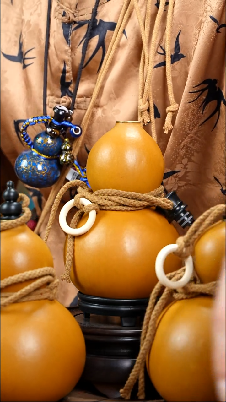 XB蜜蜡款酒葫芦（择优发）（约500毫升左右）