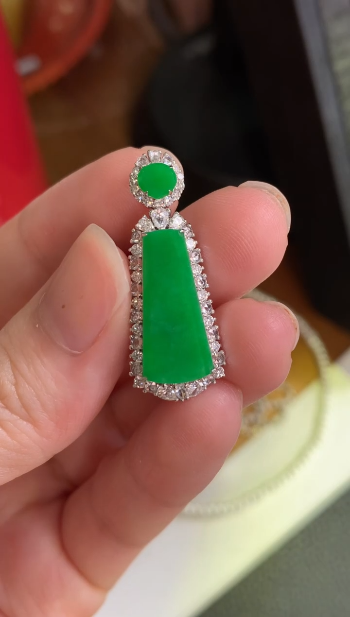 翡翠18K金镶嵌颈饰绿无事牌