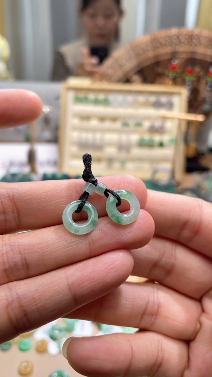 【闪购商品】翡翠颈饰未镶嵌甜甜圈一对