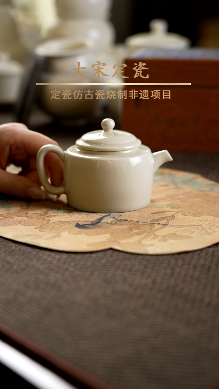 微瑕 小德钟壶 有轻微矿点 积釉 （介意勿拍）