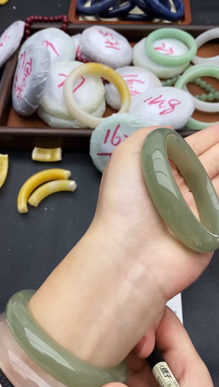 未镶嵌手镯石英质玉139+58.5